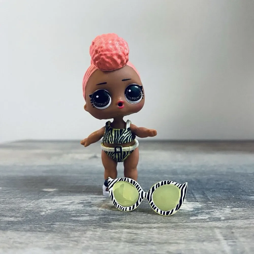 LOL Surprise! Dolls Lights Glitter Yacht B.B. With Outfit Glows Under Blacklight